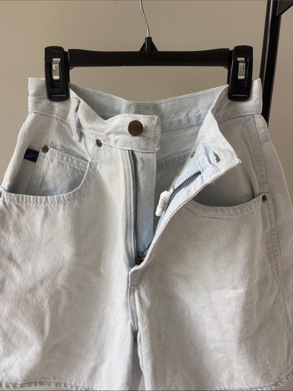 Chic Vintage Light-Wash High-Waisted Denim Mom Shorts - Picture 7 of 8
